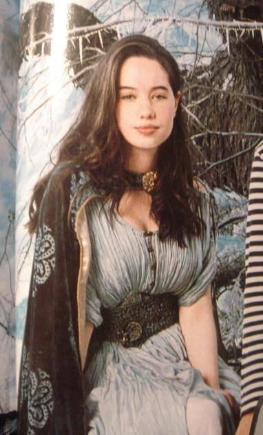 Anna Popplewell in der Teen Vogue.jpg